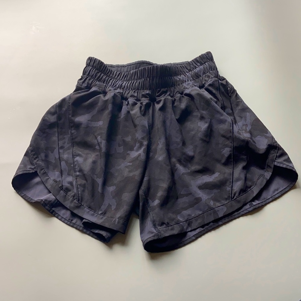 Lululemon Hottie Hot Short high rise 4” with zip up pockets